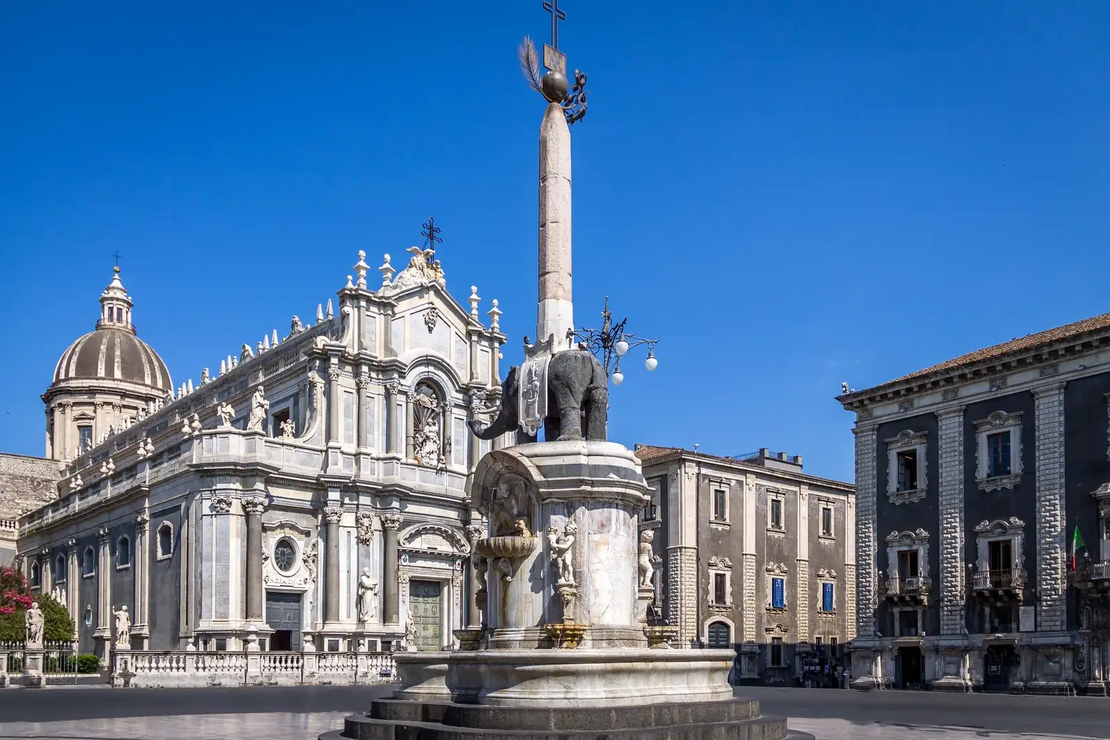 Piazza Duomo a Catania con la cattedrale e la fontana dell'Elefante