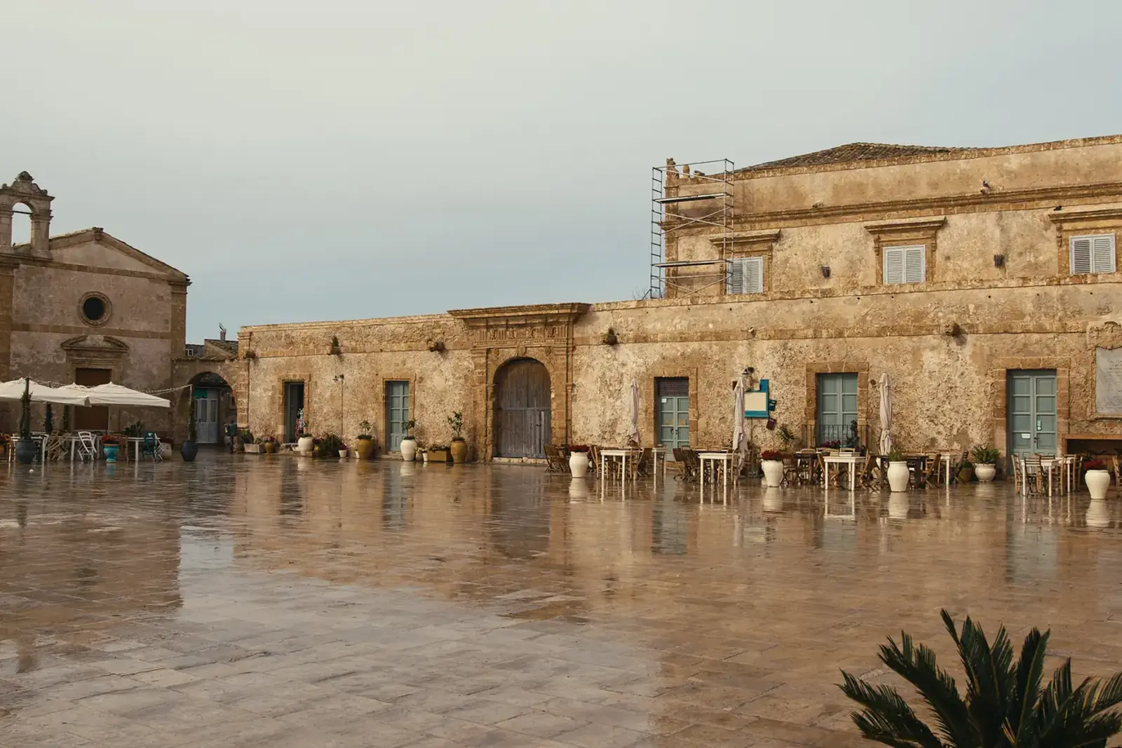 La piazza di Marzamemi con i tavolini e le case del borgo