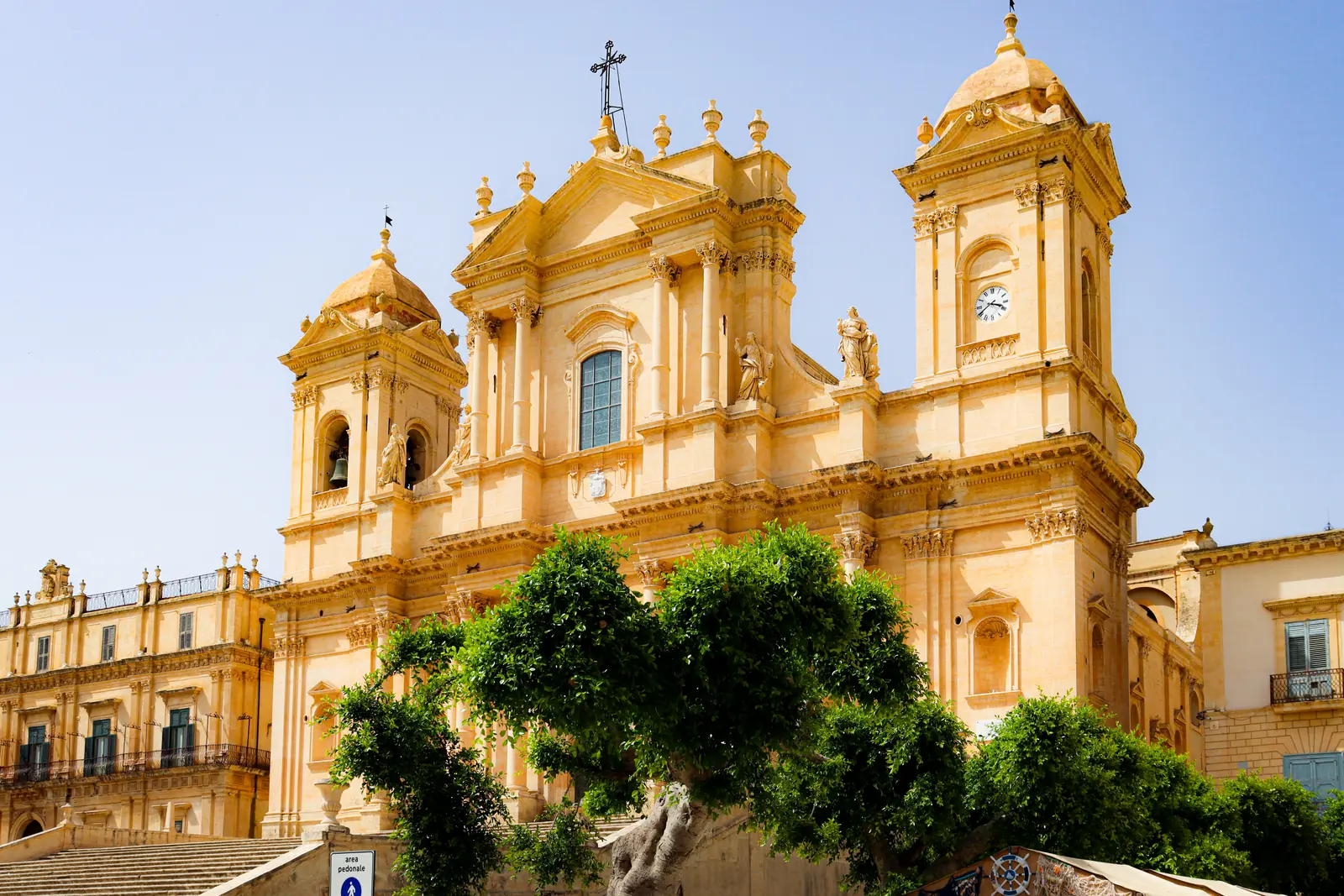 La Cattedrale di Noto e la facciata barocca in pietra dorata
