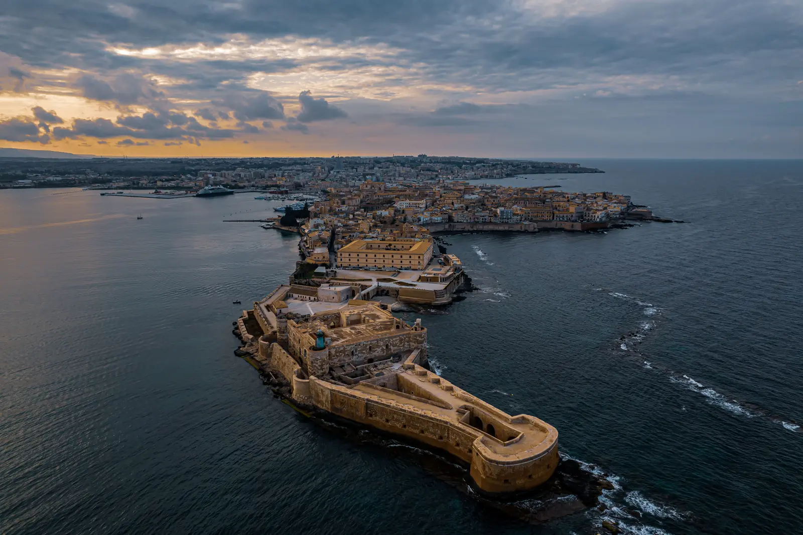 Veduta aerea di Ortigia e del Castello Maniace all'alba