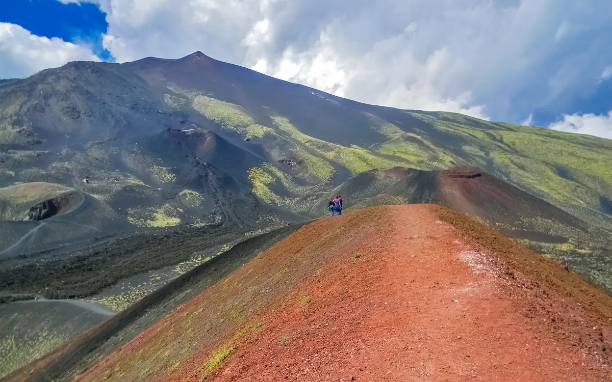 Escursionisti sulla cresta rossa dell'Etna